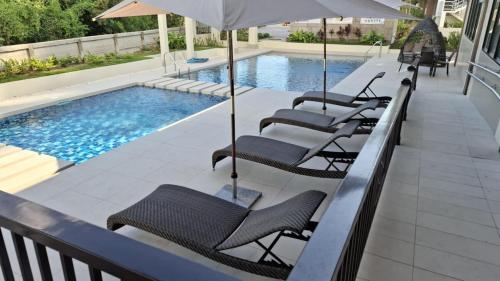 Bazén v ubytování Royal Oceancrest Panglao near airport and beach nebo v jeho okolí