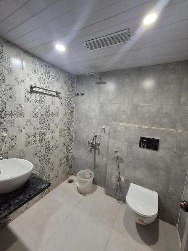 ジャバルプルにあるHotel Onyx Inn Zero Degreeのトイレと洗面台のあるバスルーム