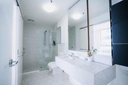 Et badeværelse på QV Urban SkyPool Residence