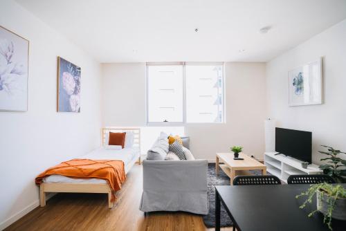 En eller flere senge i et værelse på QV Urban SkyPool Residence