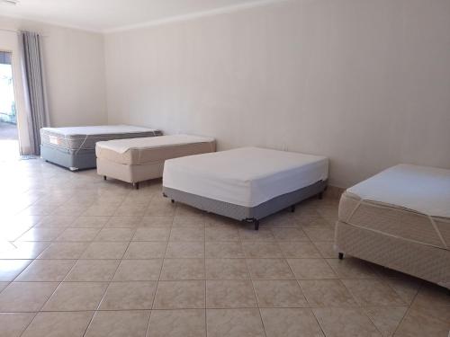 Una cama o camas en una habitación de chácara Gato de Botas