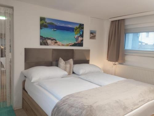 Postel nebo postele na pokoji v ubytování homy Bludenz Downtown Suites