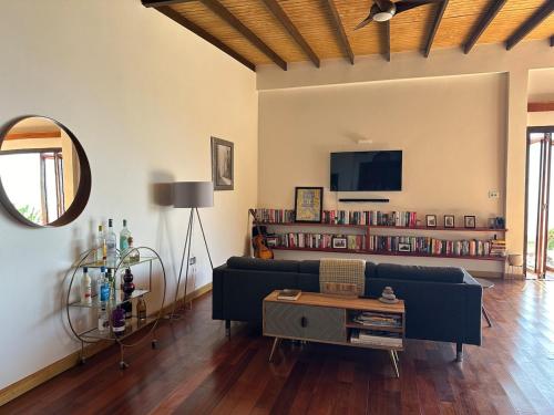 Una sala de estar con un sofá y un televisor. en Paradise Factory St Lucia, en Choiseul