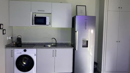 une cuisine avec un réfrigérateur et une machine à laver dans l'établissement F2 Ti amo 1 chambre, à Saint-Germain-lès-Corbeil