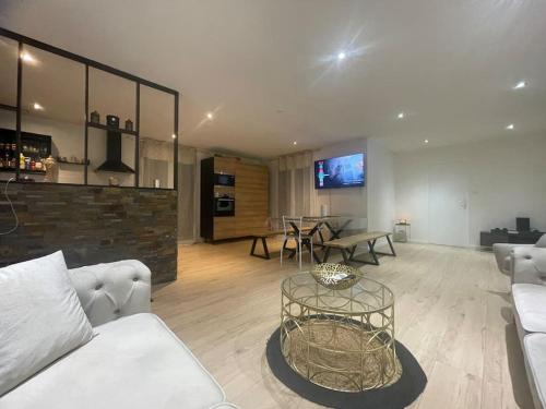 un salon avec un canapé et une table dans l'établissement Villa avec jardin et piscine, au Barcarès