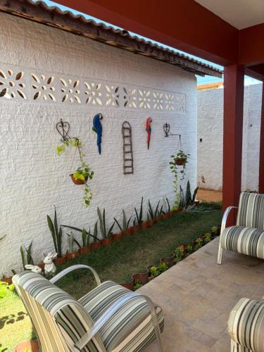 a wall with paintings of birds on it at Refúgio da Major in Aracati