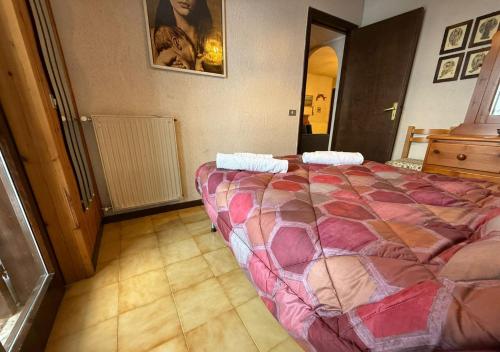 un dormitorio con una cama grande en una habitación en PALAGHIACCIO - 6 posti letto affianco al palaghiaccio di Roccaraso, en Roccaraso