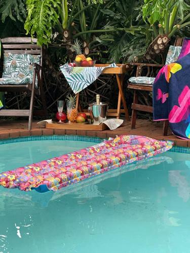 Ein Pool mit einem Haufen Essen drauf. in der Unterkunft Bagley Terrace 136 Cottage in Johannesburg