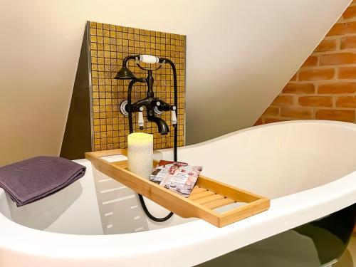 a bathroom with a bath tub with a candle at Zentrales Flair 1 in Bad Staffelstein