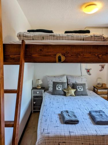 - une chambre avec 2 lits superposés et des serviettes bleues dans l'établissement Pieds des Pistes - Le Renard, à Saint-Jean-dʼAulps