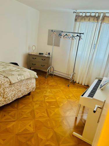 - une chambre avec un lit, un bureau et un clavier dans l'établissement Le Confort Urbain, à Chevilly-Larue