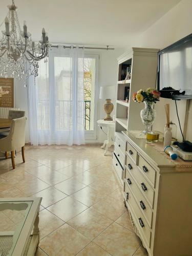 - un salon avec une commode et une télévision dans l'établissement Le Confort Urbain, à Chevilly-Larue