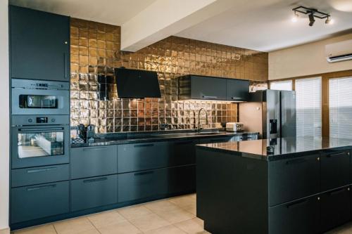 Cuisine ou kitchenette dans l'établissement The Bellafonte - Luxury Oceanfront Hotel