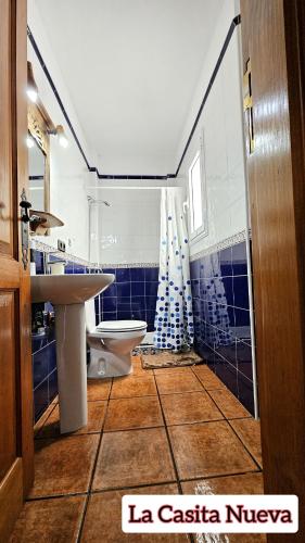 a bathroom with a toilet and a sink and a shower at La Casita Nueva in El Socorro