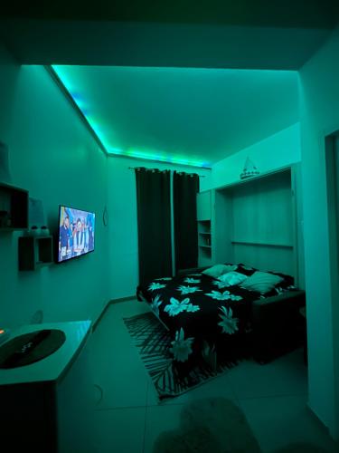 - une chambre avec un lit et une lumière bleue dans l'établissement Le Golden Spa, à Montpellier