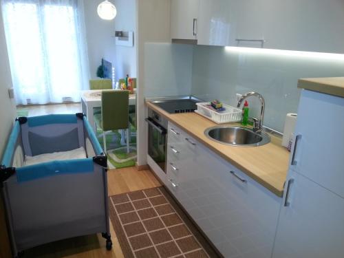 Kuchyň nebo kuchyňský kout v ubytování Apartment NDK