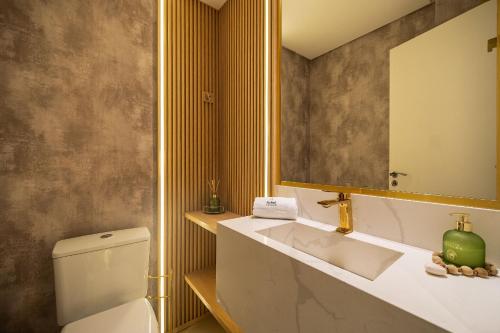 Ένα μπάνιο στο Blue Life 3 Suítes com Academia by Achei Camboriú