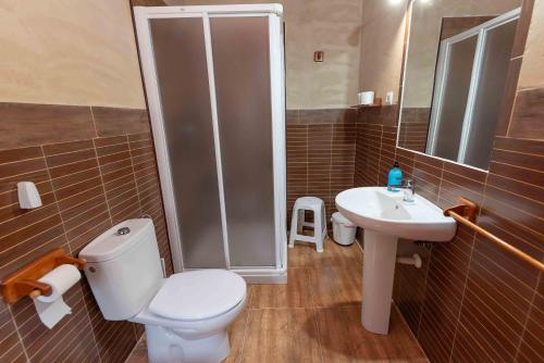 a bathroom with a toilet and a sink and a shower at El Valle de Yeste in Yeste
