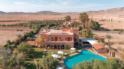 Bazén v ubytování Abraj Bladi Resort nebo v jeho okolí