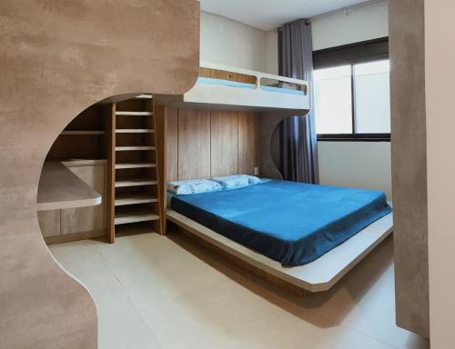 ein Schlafzimmer mit einem Etagenbett und einer Leiter in der Unterkunft Casa 4 Suites Garopaba, Rosa Internacional - Surfland in Garopaba