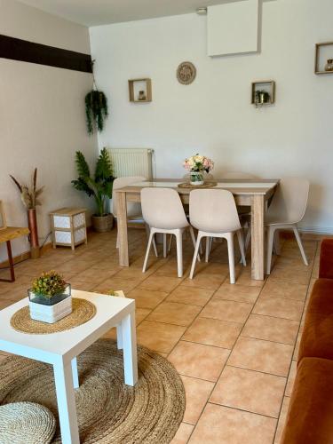 un salon avec une table et des chaises dans l'établissement Le Méli-Mélo de Beauval, à Saint-Aignan
