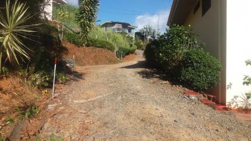 a dirt road next to a house at La Princesa Hotel in San Isidro