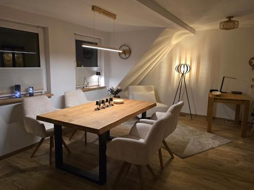 een eetkamer met een houten tafel en stoelen bij Ferienwohnung Glücksquelle in Bad Pyrmont