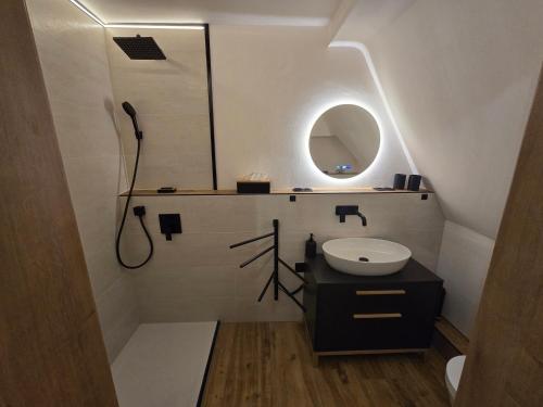 een badkamer met een wastafel en een spiegel bij Ferienwohnung Glücksquelle in Bad Pyrmont