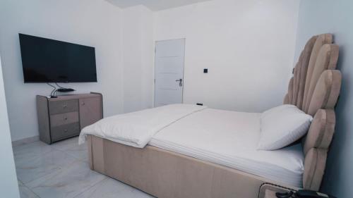 Μια τηλεόραση ή/και κέντρο ψυχαγωγίας στο AbujaApartments