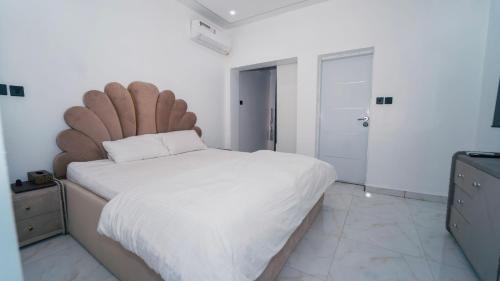 Ένα ή περισσότερα κρεβάτια σε δωμάτιο στο AbujaApartments