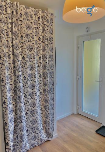 a room with a curtain and a door at BEGE APARTMENTS: FIRM RELAX in Mettmann
