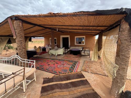 マハミドにあるBivouac La Dune Blancheの屋外エリア(テーブルと敷物のあるパビリオン付)