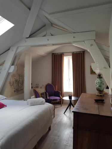 une chambre avec un lit, un bureau et une chaise dans l'établissement Lyon 4e Croix Rousse Maison complète Jardin, à Lyon