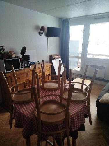 une salle à manger avec une table et des chaises et une fenêtre dans l'établissement Résidence Le Tourmalet - maeva Home - Studio 4 personnes - Confort MAE-7961, à La Mongie