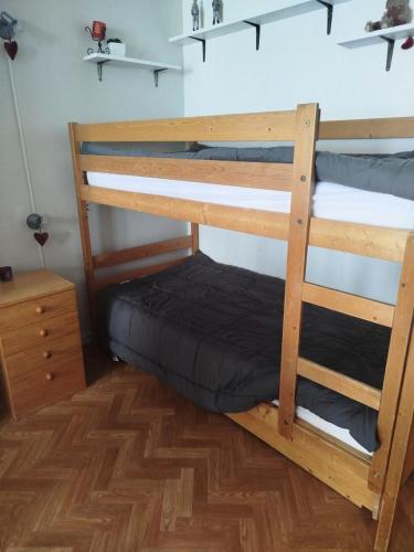 quelques lits superposés dans une chambre dans l'établissement Résidence Le Tourmalet - maeva Home - Studio 4 personnes - Confort MAE-7961, à La Mongie