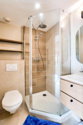 une salle de bain avec une douche avec des toilettes et un lavabo dans l'établissement Résidences quartier Charmettoger - maeva Home - Appartement avec balcon vue montagne 2 pièces 4 personnes - Prestige - super Home MAE-3511, à Arc 1800