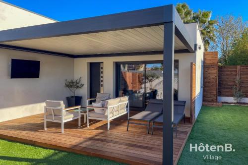 une pergola sur une terrasse avec des chaises et une table dans l'établissement L'Olivier - Private Spa and Garden, à Mèze