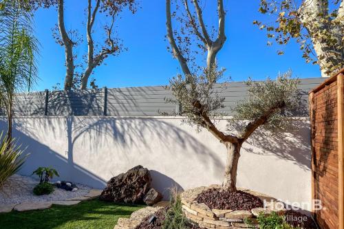 un arbre installé dans un rocher dans un jardin dans l'établissement L'Olivier - Private Spa and Garden, à Mèze