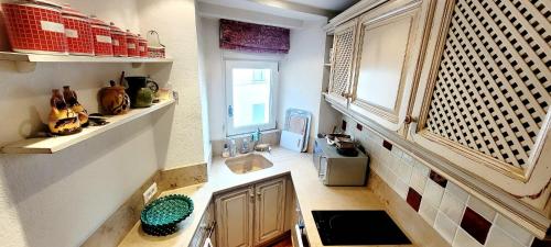 - une cuisine avec évier et une fenêtre dans la chambre dans l'établissement Studio in the village centre - Cogolin, à Cogolin