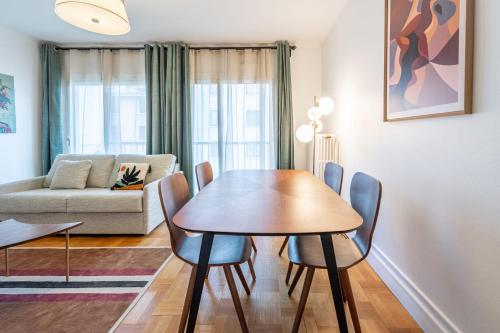 un salon avec une table, des chaises et un canapé dans l'établissement Appart 22 T3 au centre ville, à Annecy