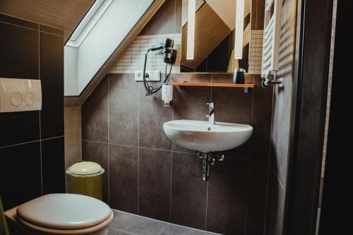 a bathroom with a sink and a toilet at HeinrichsOase 13 - Bielefeld Mitte in Bielefeld