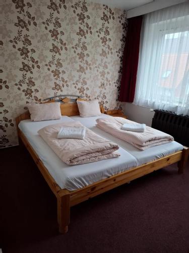 a bedroom with a bed with two towels on it at Ferienheim Sorgenfrei in Sorge