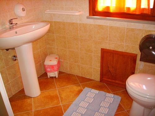 een badkamer met een wastafel en een toilet bij Agriturismo La Grotta Del Tesoro in Santadi