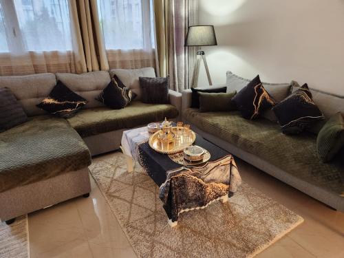 un salon avec des canapés et une table basse dans l'établissement L'orient de Paris, à Créteil