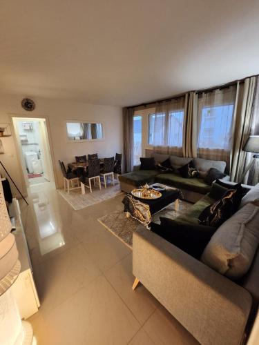 un salon avec un canapé et une table dans l'établissement L'orient de Paris, à Créteil