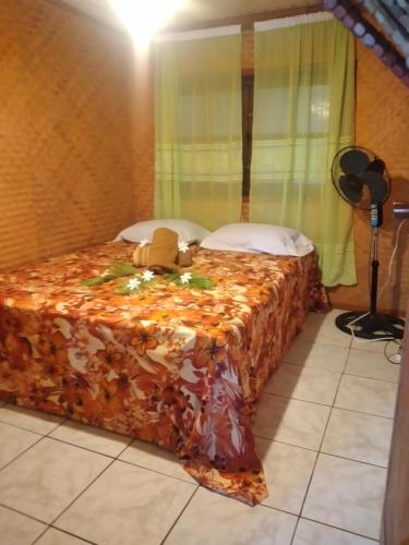 a bedroom with a bed in a room at Maupiti Authentique in Te-Fare-Arii