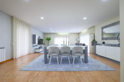 a kitchen and dining room with a table and chairs at CASA MARIA in Marinhas