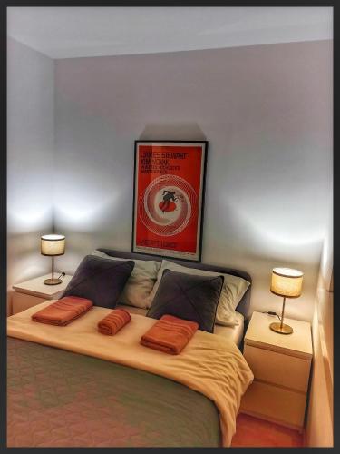 a bedroom with a large bed with two lamps at Apartman Fonte Vrnjačka Banja in Vrnjačka Banja