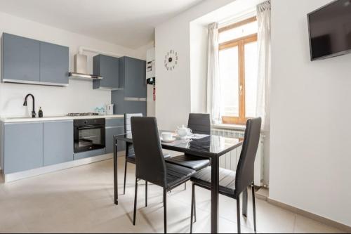 a kitchen with a dining room table and chairs at L'alloggio del borgo in Lunano
