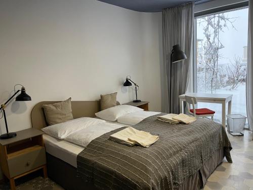 因斯布鲁克Holidayhome OMYXL的卧室里有一张床，床上放着两条毛巾。